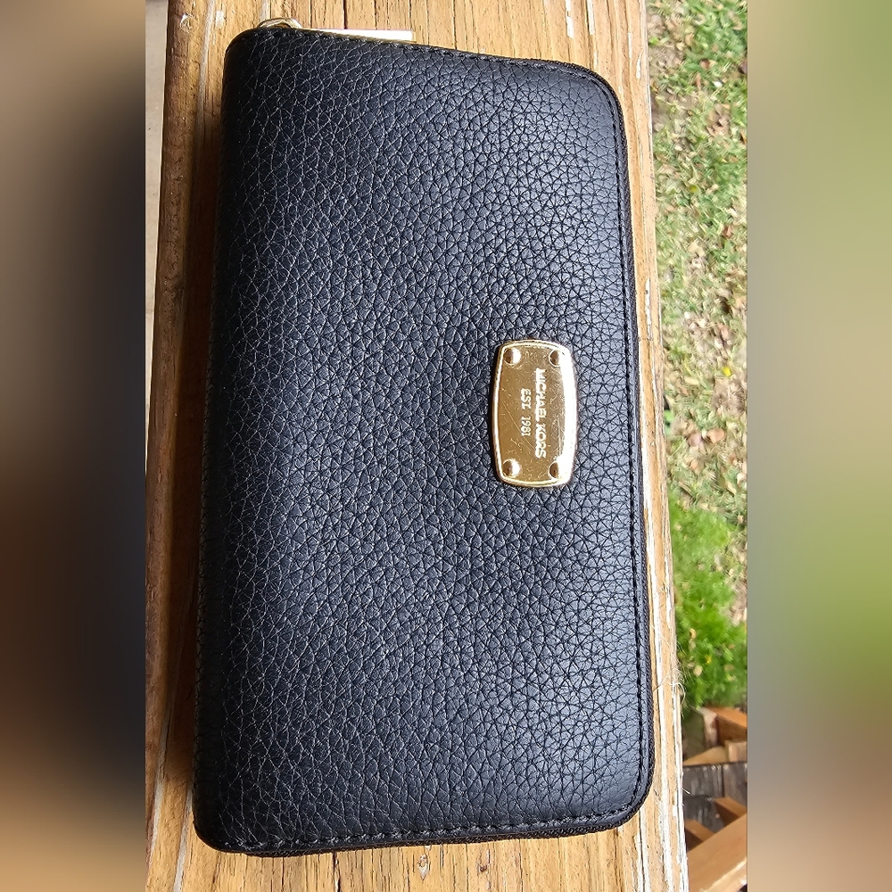 Michael Kors Large Continental Wallet Saffiano leather Black NWOT